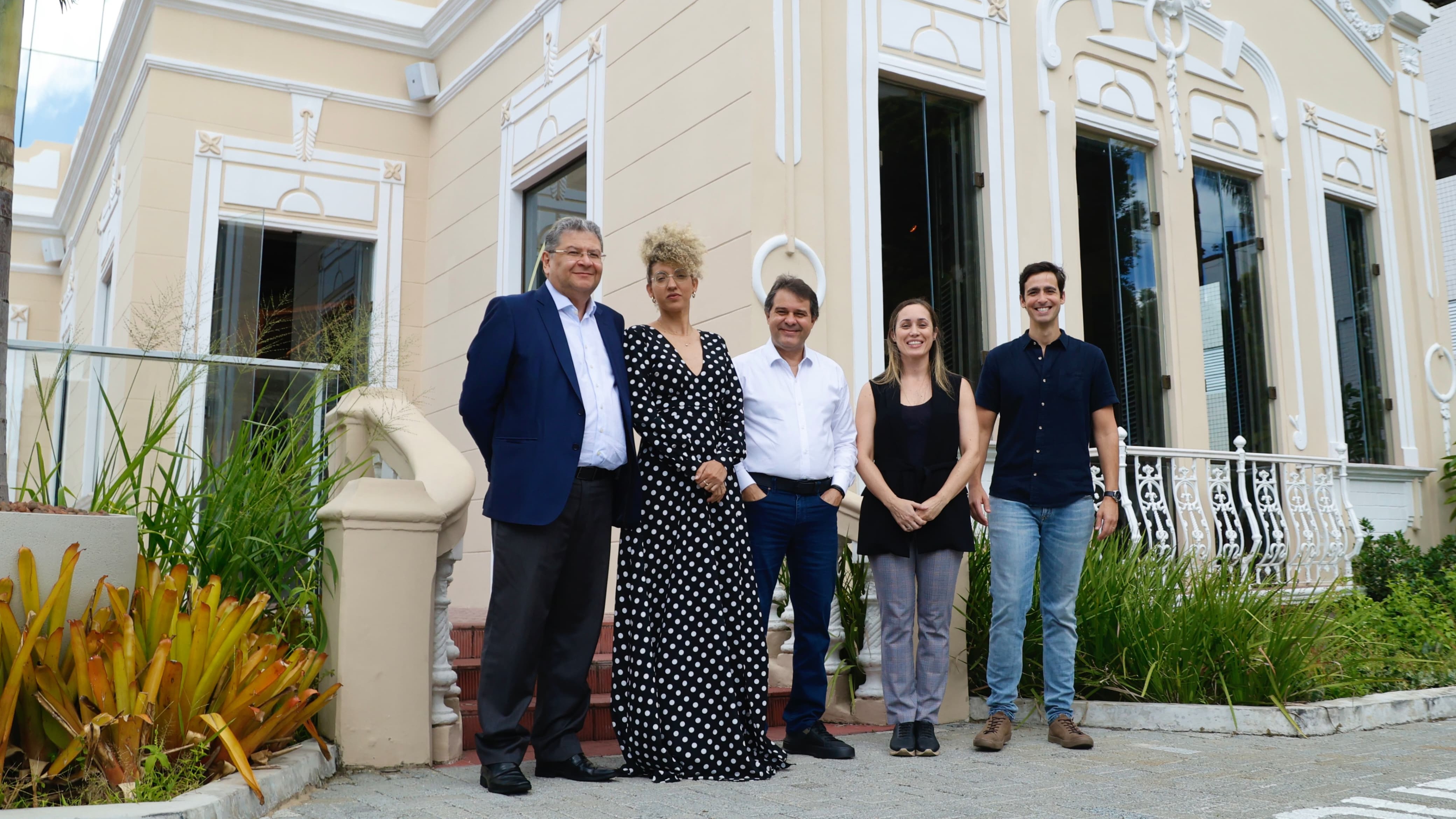 grupo de pessoas posa para a foto